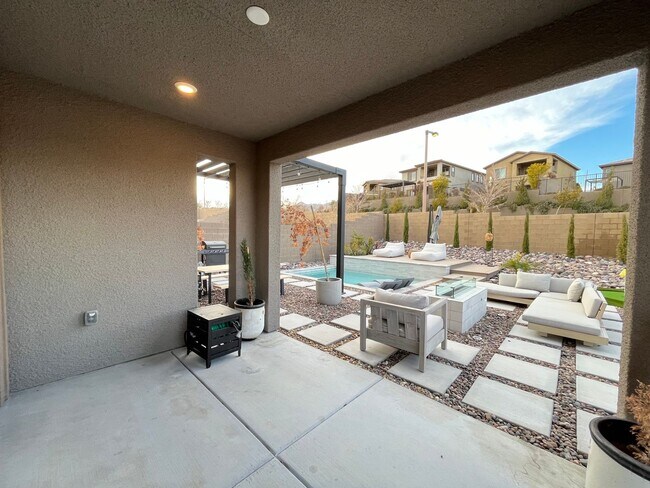 Building Photo - Stunning 3 Bedroom 3 Bathroom in Summerlin...