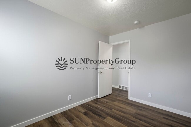 Building Photo - Great Updated Family Home in Excellent Clinton Location!