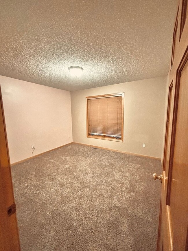 Building Photo - Huge 5 bed home located in Maple Grove!
