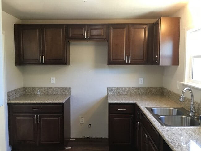 Building Photo - Coming Soon!! Apply NOW!!! Just Renovated!...