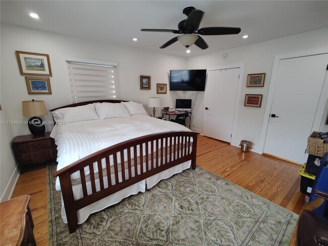 Building Photo - 1823 S Bayshore Ln