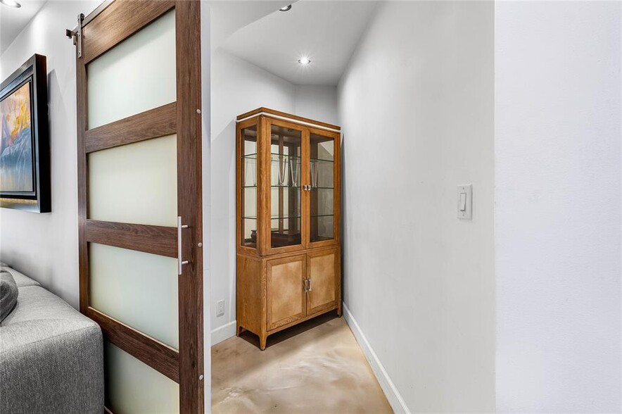 Building Photo - 333 Sunset Dr