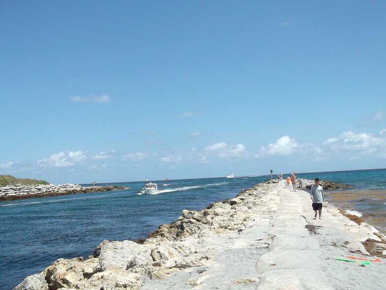 Building Photo - 951 De Soto Rd