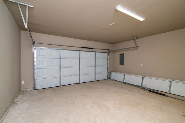 Building Photo - GORGEOUS 3 BEDROOM 2.5 BATH DUPLEX LOCATED...