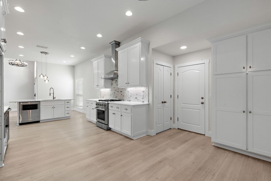 Building Photo - 1735 Woodridge Dr