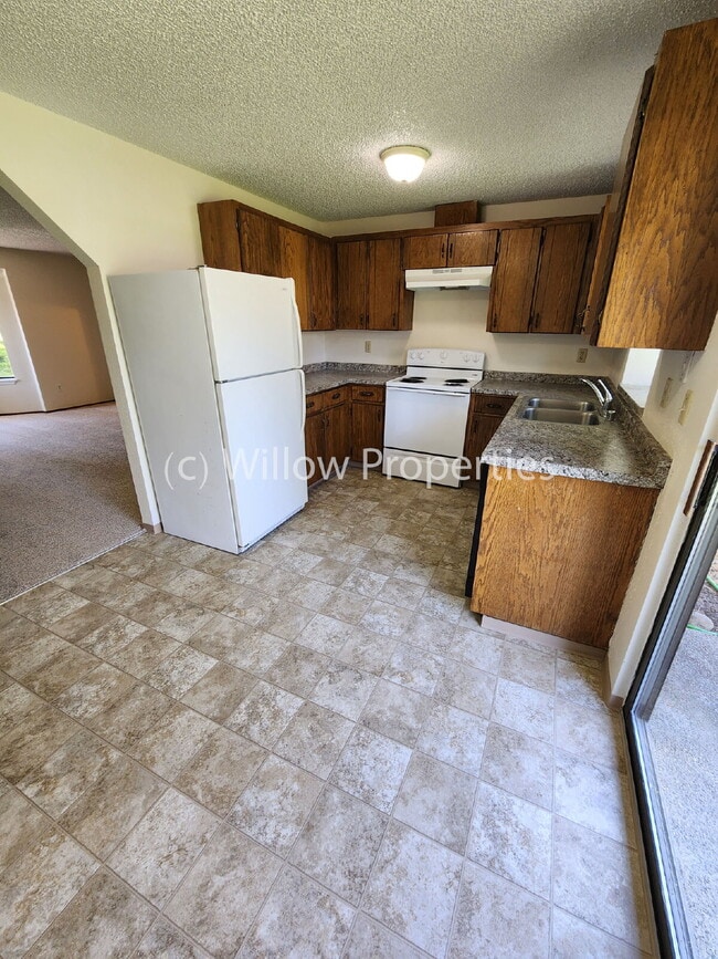 Building Photo - 2 Bedroom Duplex with 1 car garage