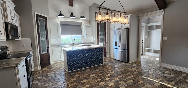 Building Photo - Elegant 4-Bedroom Valdosta Home with Vaulted Ceilings, Pool, and Outdoor Living