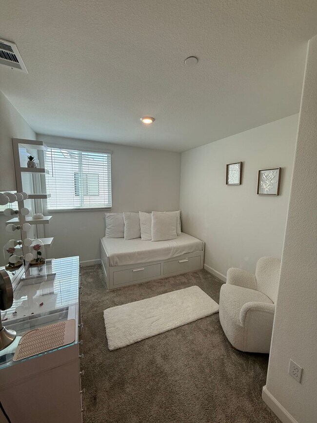 Building Photo - New Construction Town Home