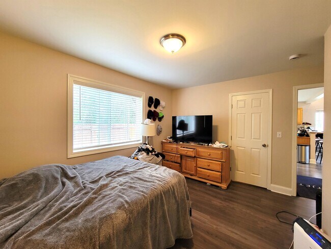 Building Photo - 306 Golden Valley Dr