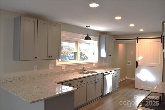 Building Photo - 320 W Stewart Ave