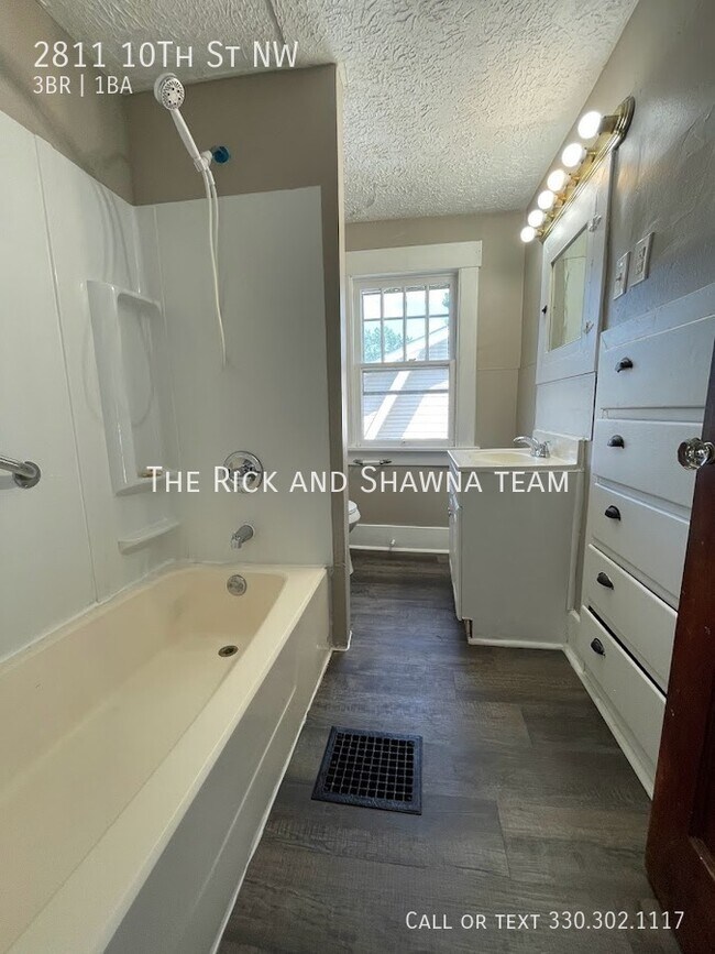 Building Photo - Three bedroom one bathroom home for rent