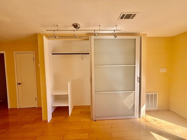 Building Photo - Hemphill Park Gem! 4 Bed/2.5 Bath - Availa...