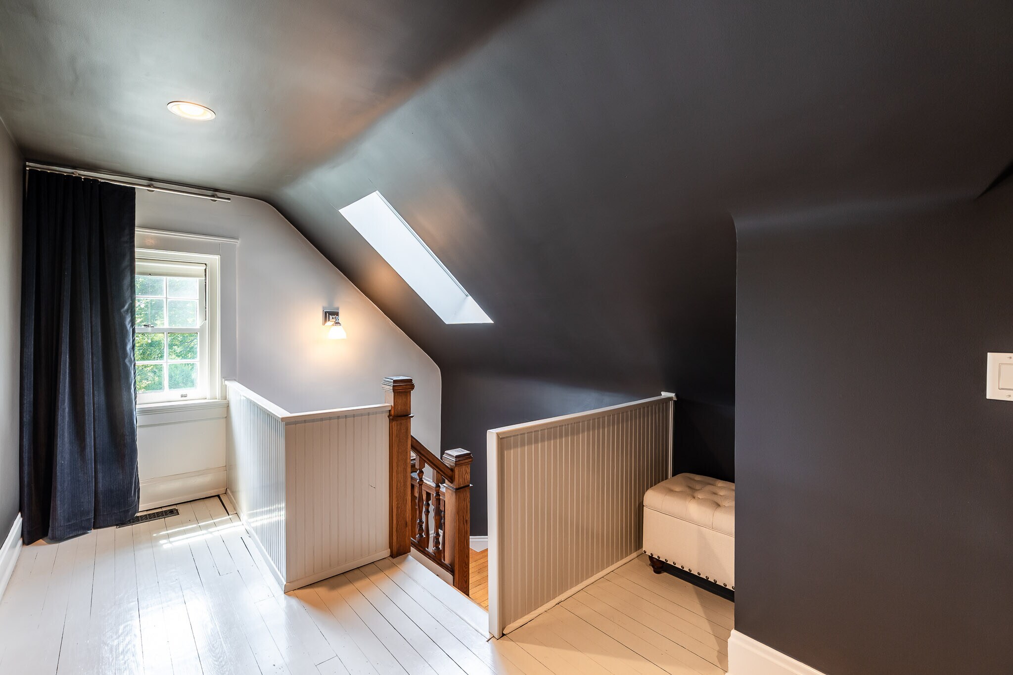 3rd floor landing - 4061 Beechwood Ave