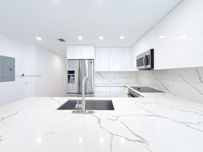 Building Photo - 1300 Brickell Bay Dr