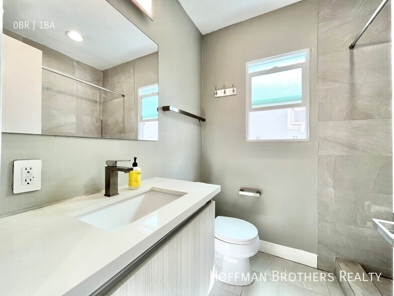 Building Photo - 400 S Mariposa Ave