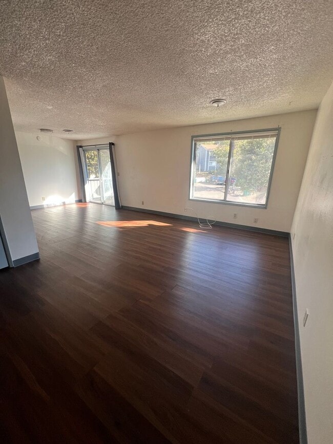 Building Photo - 2 Bedroom, 1 Bathroom Upstairs Apartment -...
