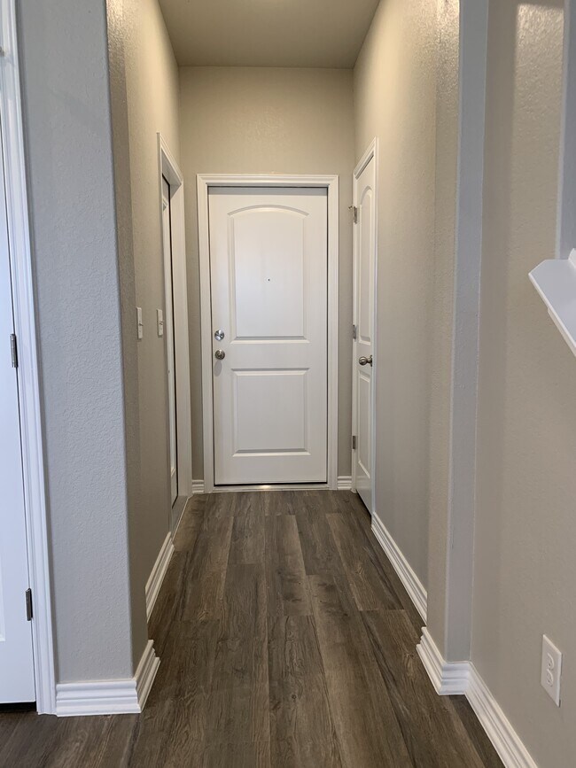 Building Photo - 7607 Stonehollow