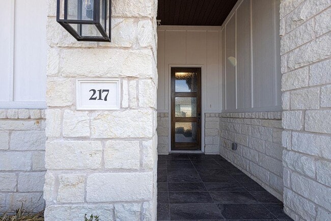 Building Photo - 217 Northcrest Dr