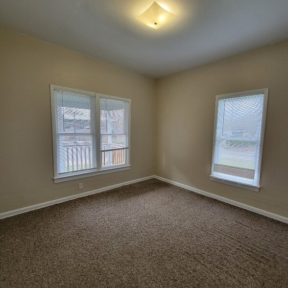 Building Photo - 319 SE Rose St