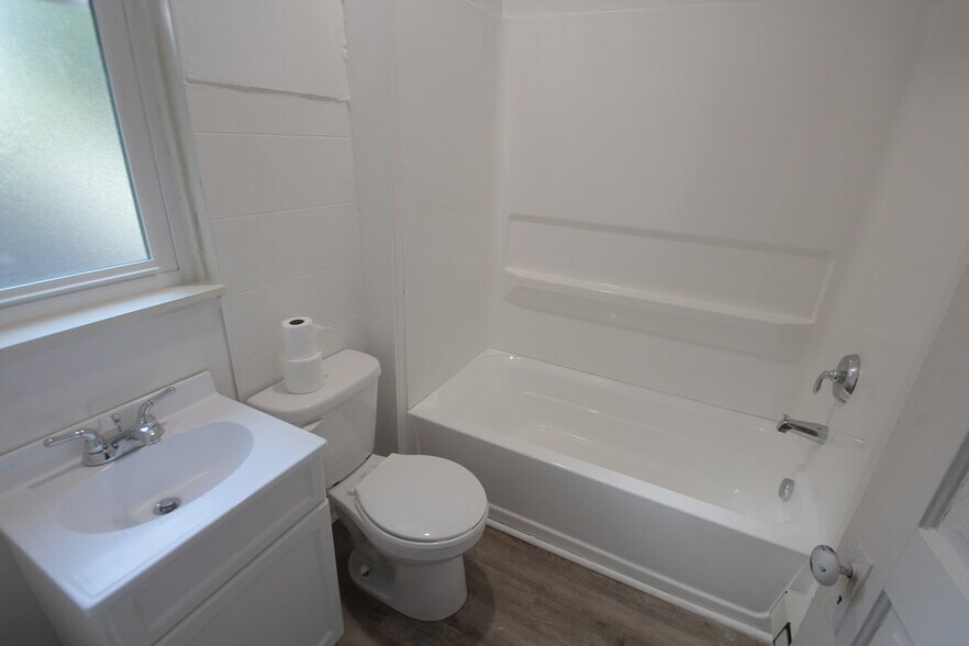 Building Photo - 429 Kelly Ave