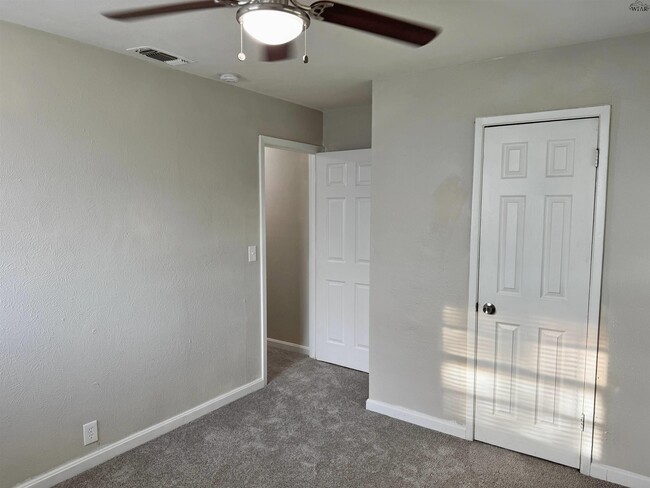 Building Photo - 2813 Roanoke Dr