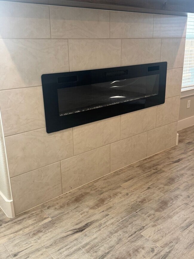 Building Photo - 3/2/2 - FIREPLACE - MUDROOM - GODLEY ISD