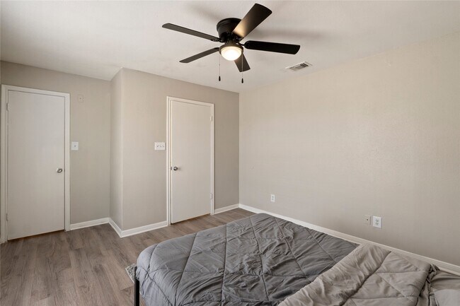 Building Photo - 8923 Antoine Dr