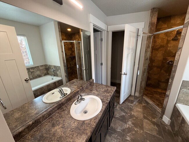 Building Photo - Spacious 6-Bedroom Home for Rent in Lehi