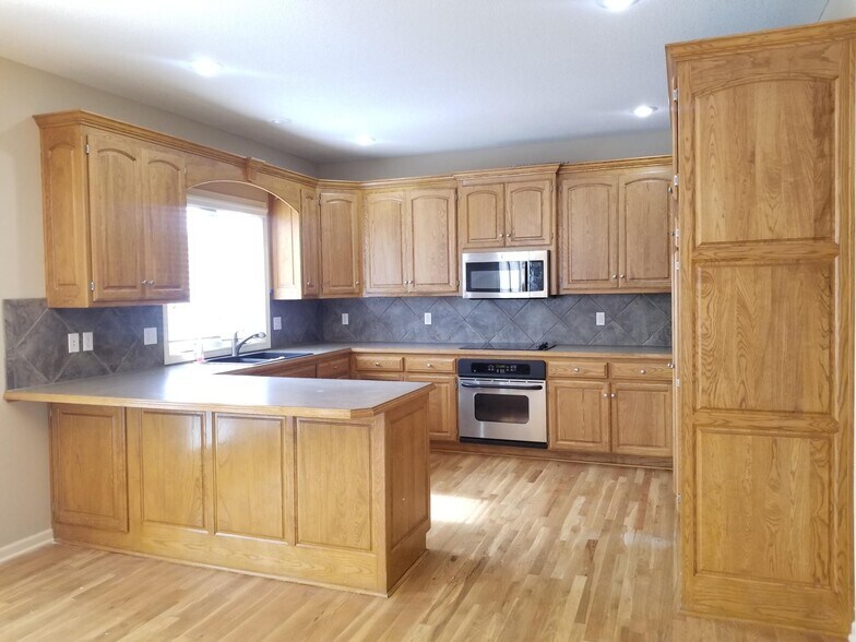 Building Photo - 5701 NE Hidden Meadow Dr