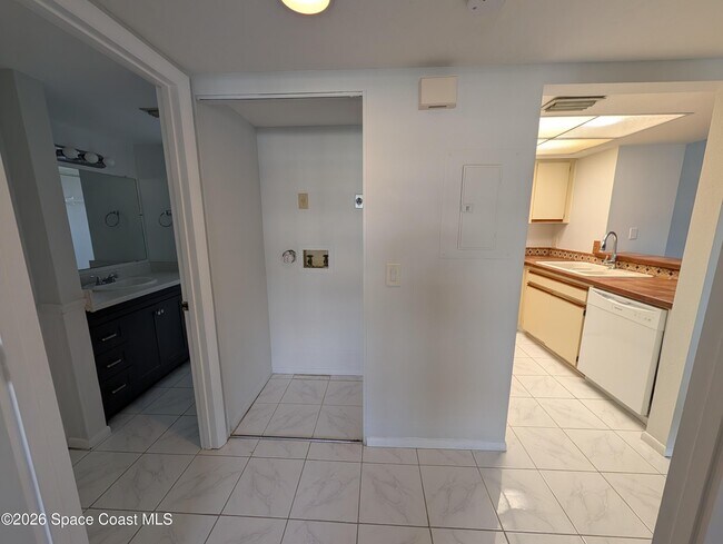 Building Photo - 987 Sonesta Ave NE
