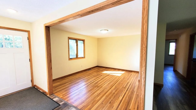 Building Photo - 4 Bedroom Single Family Home