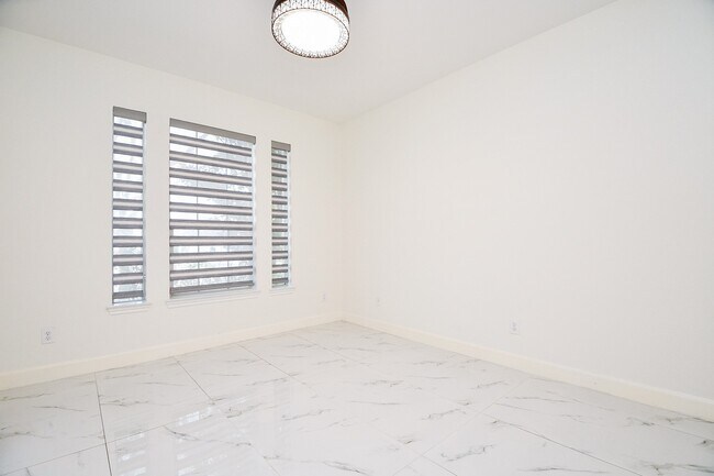 Building Photo - 4322 Pensacola Oaks Ln