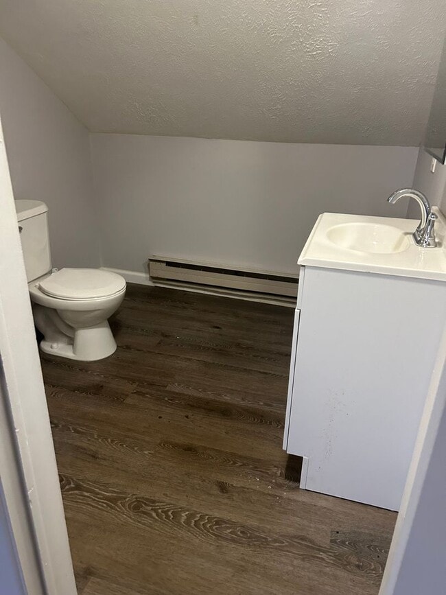Building Photo - 3 bedroom, 3 bath single family home in So...