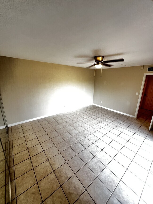 Building Photo - 1702 Park Meadows Dr