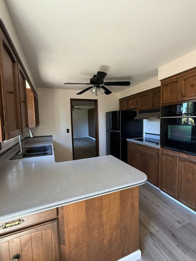Building Photo - Stunning Pet Friendly Three Bedroom Corval...