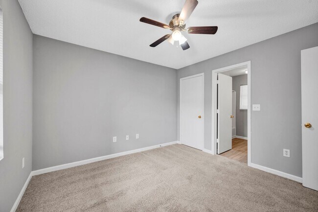 Building Photo - 303 Country Club Dr NE