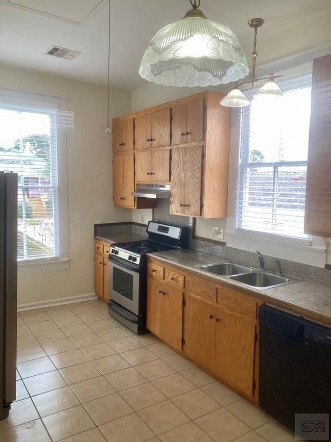 Building Photo - 817 10th St