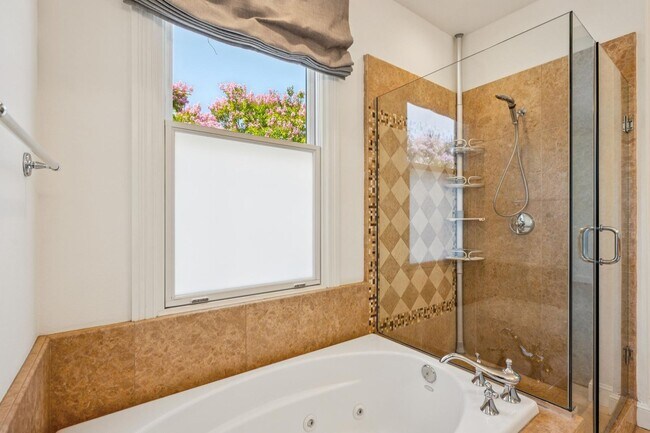 Building Photo - Luxurious Home in Downtown Palo Alto Available Now