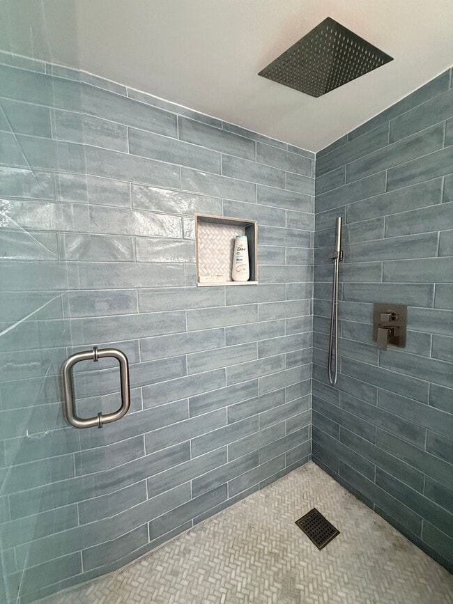 Building Photo - 2 Bedroom 2 Bath Annual Furnished Cottage ...
