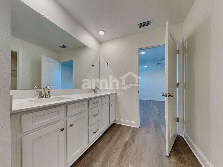 Building Photo - 2550 Feather Crst Dr