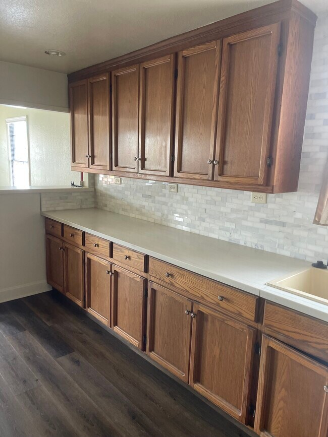 Building Photo - 817 Lake Ave