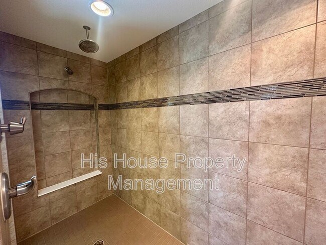 Building Photo - 2122 Longfin Ct