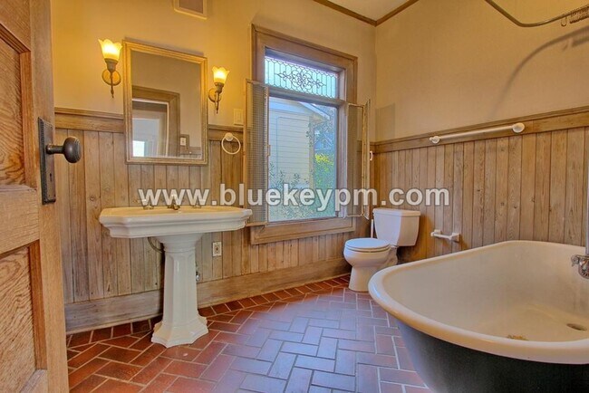 Building Photo - First Month Free on a 12 Month Lease!  2 Bed, 1 Bath 2 Story Unit with Victorian Architectural De...