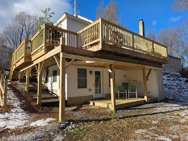 Building Photo - 529 Valley Rd