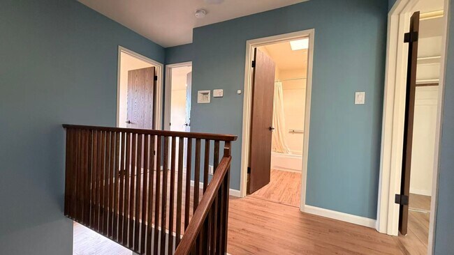 Building Photo - 3Bed/2.5Ba Tri-Level Home with Views, Solar, and Private Yard – Glen Park