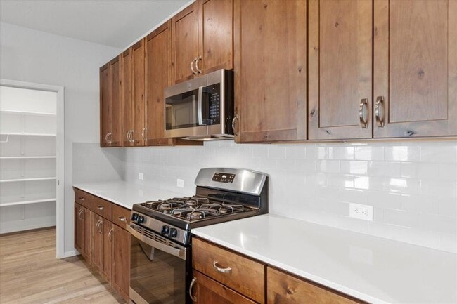 Building Photo - 261 Hortus Dr