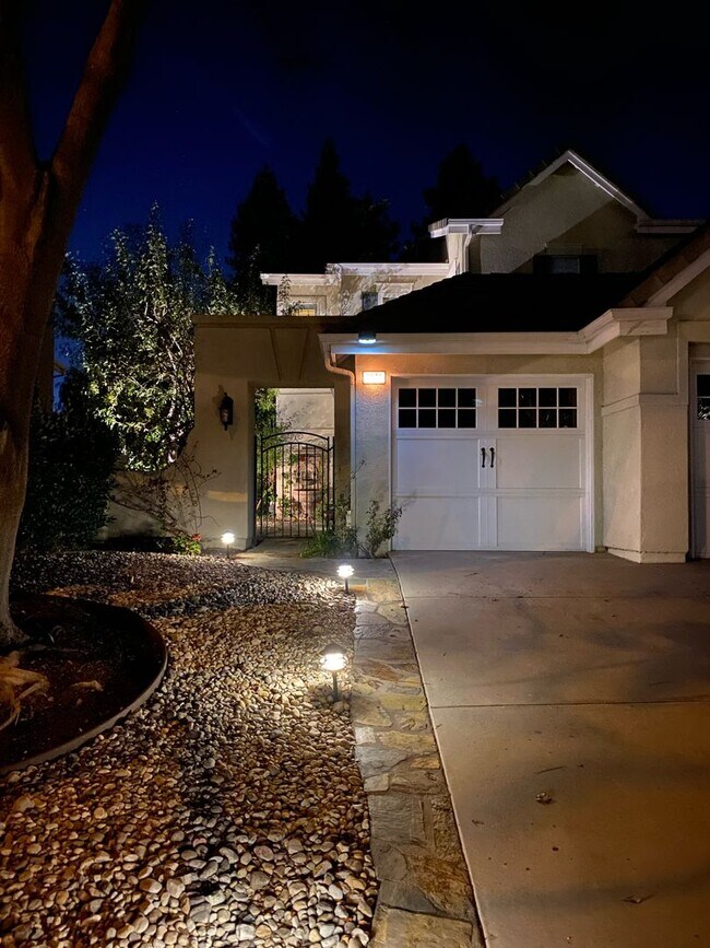 Building Photo - Private Courtyard Entry & Expansive Backyard Oasis