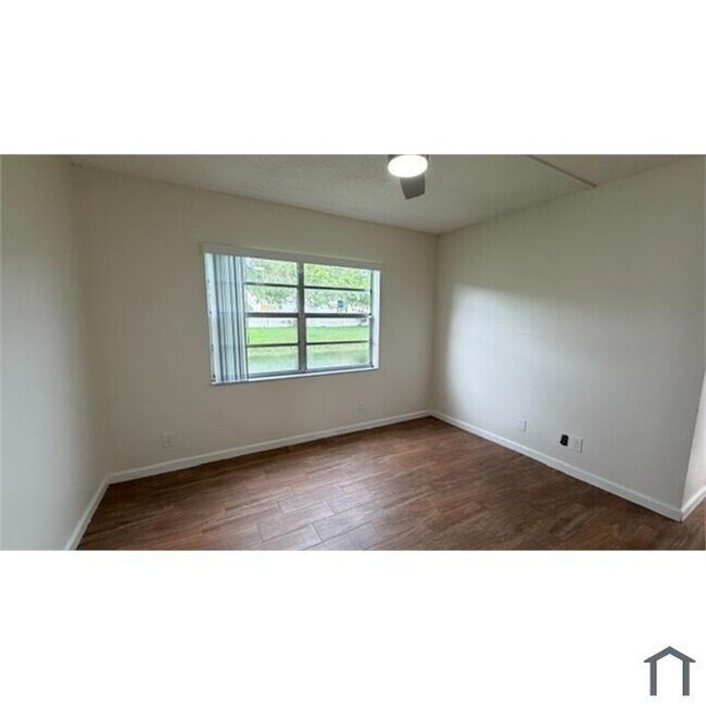 Building Photo - 819 Twin Lakes Dr