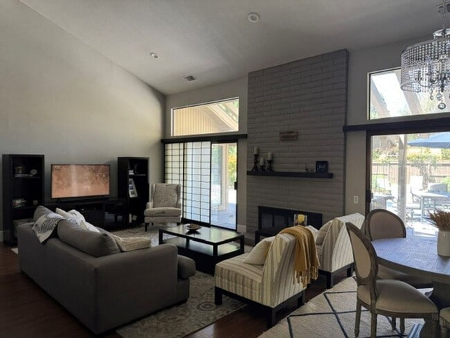 Building Photo - Gorgeous 3-Bedroom House in Gold River wit...