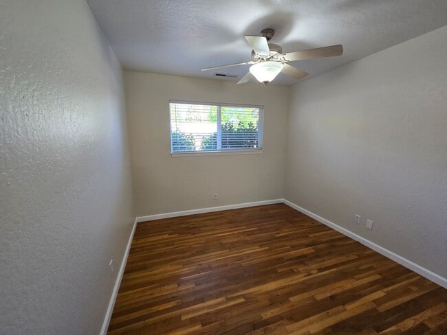 Building Photo - 3-bedroom, 2-bath home in Grass Valley